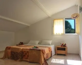 Fiori Di Cala Rossa Lejlighedshotel 2*